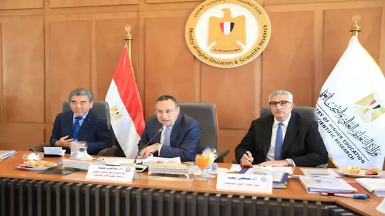 وزير التعليم العالي يناقش مع رئيس جامعة هيروشيما تعزيز التعاون والبرامج